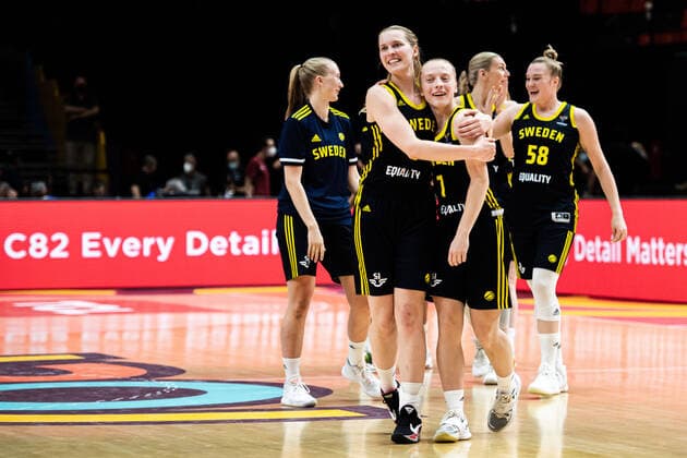210621 Ellen Nyström and Klara Lundquist celebrates after the FIBA Women s Eurobasket round of sixteen match between Italy and Sweden on June 21, 2021 in Valencia Photo Maxim Thore BILDBYRAN kod MT MT0194 basket basketball national team fiba women s eurobasket basket em italien italy slovakia sverige sweden dam bbeng dag 5 sextondelsfinal round of 16 round of sixteen Jubel,  Copyright: MAXIMxTHORE BB210621MT078