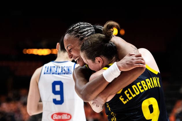 210621 Kalis Loyd and Elin Eldebrink of Sweden celebrates after the FIBA Women s Eurobasket round of sixteen match between Italy and Sweden on June 21, 2021 in Valencia Photo Maxim Thore BILDBYRAN kod MT MT0194 basket basketball national team fiba women s eurobasket basket em italien italy slovakia sverige sweden dam bbeng dag 5 sextondelsfinal round of 16 round of sixteen Jubel,  Copyright: MAXIMxTHORE BB210621MT084