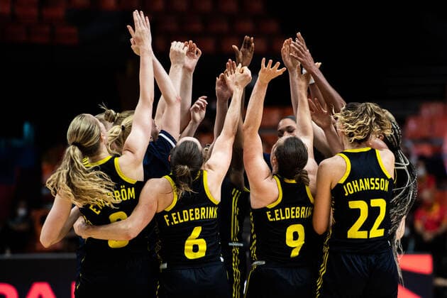 210621 Players of Sweden celebrates after the FIBA Women s Eurobasket round of sixteen match between Italy and Sweden on June 21, 2021 in Valencia Photo Maxim Thore BILDBYRAN kod MT MT0194 basket basketball national team fiba women s eurobasket basket em italien italy slovakia sverige sweden dam bbeng dag 5 sextondelsfinal round of 16 round of sixteen Jubel,  Copyright: MAXIMxTHORE BB210621MT088