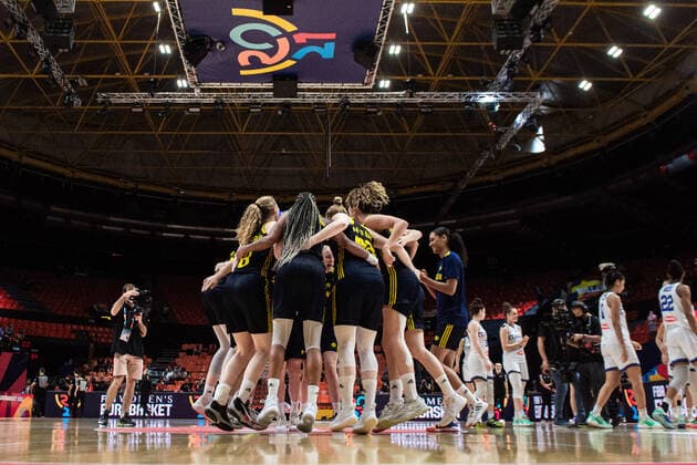210621 Players of Sweden celebrate after the FIBA Women s Eurobasket round of sixteen match between Italy and Sweden on June 21, 2021 in Valencia Photo Maxim ThorÃ BILDBYRAN kod MT MT0194 basket basketball national team fiba women s eurobasket basket em italien italy slovakia sverige sweden dam bbeng dag 5 sextondelsfinal round of 16 round of sixteen jubel,  Copyright: MAXIMxTHORE BB210621MT092