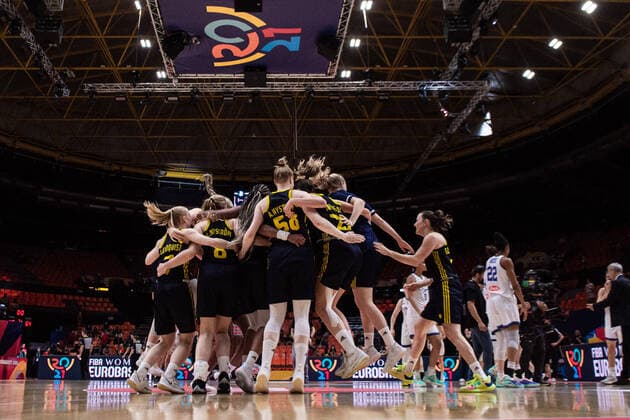 210621 Players of Sweden celebrate after the FIBA Women s Eurobasket round of sixteen match between Italy and Sweden on June 21, 2021 in Valencia Photo Maxim ThorÃ BILDBYRAN kod MT MT0194 basket basketball national team fiba women s eurobasket basket em italien italy slovakia sverige sweden dam bbeng dag 5 sextondelsfinal round of 16 round of sixteen jubel,  Copyright: MAXIMxTHORE BB210621MT098