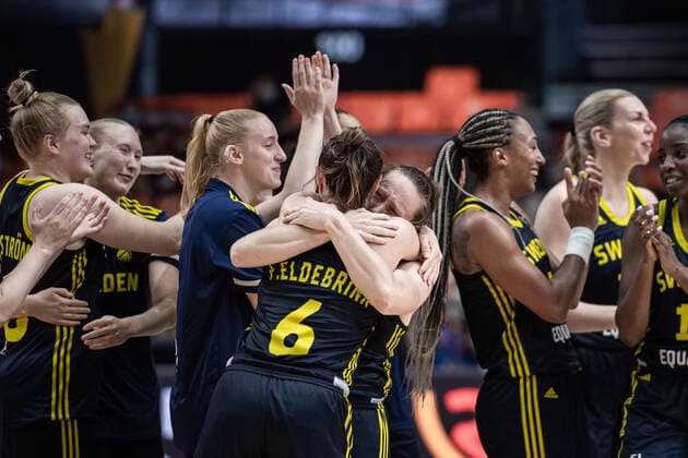 210621 Klara Lundquist, Frida Eldebrink and Elin Eldebrink of Sweden celebrate after the FIBA Women s Eurobasket round of sixteen match between Italy and Sweden on June 21, 2021 in Valencia Photo Maxim ThorÃ BILDBYRAN kod MT MT0194 basket basketball national team fiba women s eurobasket basket em italien italy slovakia sverige sweden dam bbeng dag 5 sextondelsfinal round of 16 round of sixteen jubel,  Copyright: MAXIMxTHORE BB210621MT107