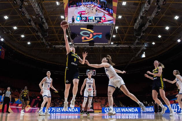 210621 Frida Eldebrink of Sweden and Lorea Cubaj of Italy during the FIBA Women s Eurobasket round of sixteen match between Italy and Sweden on June 21, 2021 in Valencia Photo Maxim ThorÃ BILDBYRAN kod MT MT0194 basket basketball national team fiba women s eurobasket basket em italien italy slovakia sverige sweden dam bbeng dag 5 sextondelsfinal round of 16 round of sixteen jubel,  Copyright: MAXIMxTHORE BB210621MT112