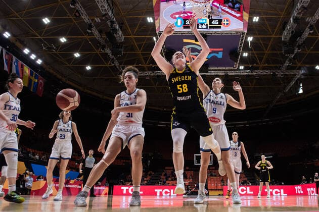 210621 Lorea Cubaj of Italy and Alice Nyström of Sweden during the FIBA Women s Eurobasket round of sixteen match between Italy and Sweden on June 21, 2021 in Valencia Photo Maxim ThorÃ BILDBYRAN kod MT MT0194 basket basketball national team fiba women s eurobasket basket em italien italy slovakia sverige sweden dam bbeng dag 5 sextondelsfinal round of 16 round of sixteen jubel,  Copyright: MAXIMxTHORE BB210621MT114