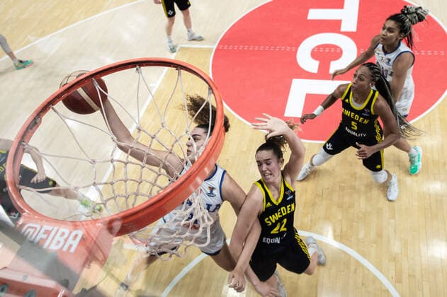 210621 Lorea Cubaj of Italy and Emma Johansson of Sweden during the FIBA Women s Eurobasket round of sixteen match between Italy and Sweden on June 21, 2021 in Valencia Photo Maxim ThorÃ BILDBYRAN kod MT MT0194 basket basketball national team fiba women s eurobasket basket em italien italy slovakia sverige sweden dam bbeng dag 5 sextondelsfinal round of 16 round of sixteen,  Copyright: MAXIMxTHORE BB210621MT116