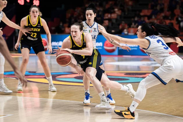 210621 Elin Eldebrink of Sweden and Nicole Romeo of Italy during the FIBA Women s Eurobasket round of sixteen match between Italy and Sweden on June 21, 2021 in Valencia Photo Maxim ThorÃ BILDBYRAN kod MT MT0194 basket basketball national team fiba women s eurobasket basket em italien italy slovakia sverige sweden dam bbeng dag 5 sextondelsfinal round of 16 round of sixteen,  Copyright: MAXIMxTHORE BB210621MT117