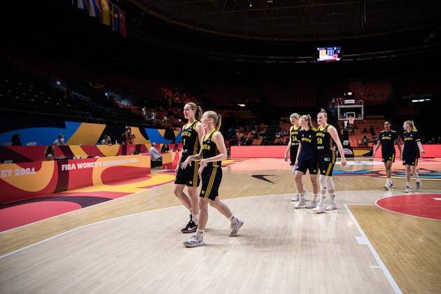 210621 Players of Sweden leaves the pitch after the FIBA Women s Eurobasket round of sixteen match between Italy and Sweden on June 21, 2021 in Valencia Photo Maxim ThorÃ BILDBYRAN kod MT MT0194 basket basketball national team fiba women s eurobasket basket em italien italy slovakia sverige sweden dam bbeng dag 5 sextondelsfinal round of 16 round of sixteen,  Copyright: MAXIMxTHORE BB210621MT118