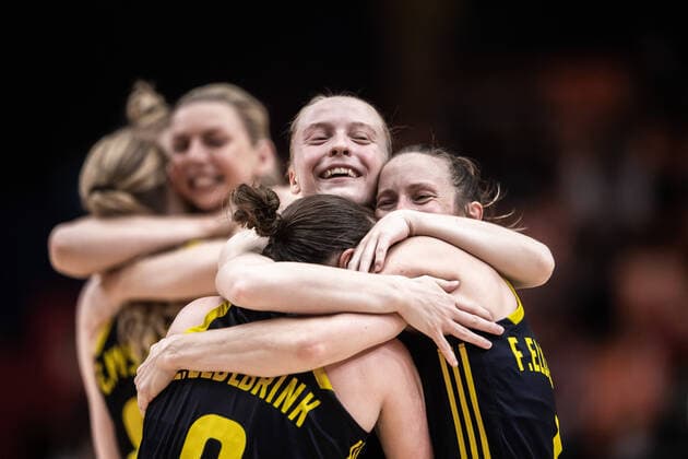 210621 Klara Lundquist, Frida Eldebrink and Elin Eldebrink of Sweden celebrate after the FIBA Women s Eurobasket round of sixteen match between Italy and Sweden on June 21, 2021 in Valencia Photo Maxim ThorÃ BILDBYRAN kod MT MT0194 basket basketball national team fiba women s eurobasket basket em italien italy slovakia sverige sweden dam bbeng dag 5 sextondelsfinal round of 16 round of sixteen jubel,  Copyright: MAXIMxTHORE BB210621MT119