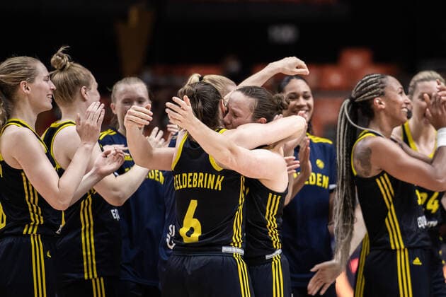 210621 Frida Eldebrink and Elin Eldebrink of Sweden celebrate after the FIBA Women s Eurobasket round of sixteen match between Italy and Sweden on June 21, 2021 in Valencia Photo Maxim ThorÃ BILDBYRAN kod MT MT0194 basket basketball national team fiba women s eurobasket basket em italien italy slovakia sverige sweden dam bbeng dag 5 sextondelsfinal round of 16 round of sixteen jubel,  Copyright: MAXIMxTHORE BB210621MT120