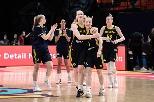 210621 Ellen Nyström and Klara Lundquist of Sweden celebrate after the FIBA Women s Eurobasket round of sixteen match between Italy and Sweden on June 21, 2021 in Valencia Photo Maxim ThorÃ BILDBYRAN kod MT MT0194 basket basketball national team fiba women s eurobasket basket em italien italy slovakia sverige sweden dam bbeng dag 5 sextondelsfinal round of 16 round of sixteen jubel,  Copyright: MAXIMxTHORE BB210621MT125