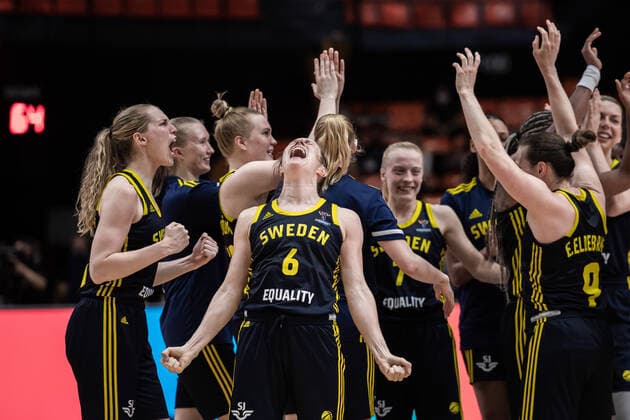 210621 Frida Eldebrink of Sweden celebrates after the FIBA Women s Eurobasket round of sixteen match between Italy and Sweden on June 21, 2021 in Valencia Photo Maxim ThorÃ BILDBYRAN kod MT MT0194 basket basketball national team fiba women s eurobasket basket em italien italy slovakia sverige sweden dam bbeng dag 5 sextondelsfinal round of 16 round of sixteen jubel,  Copyright: MAXIMxTHORE BB210621MT127