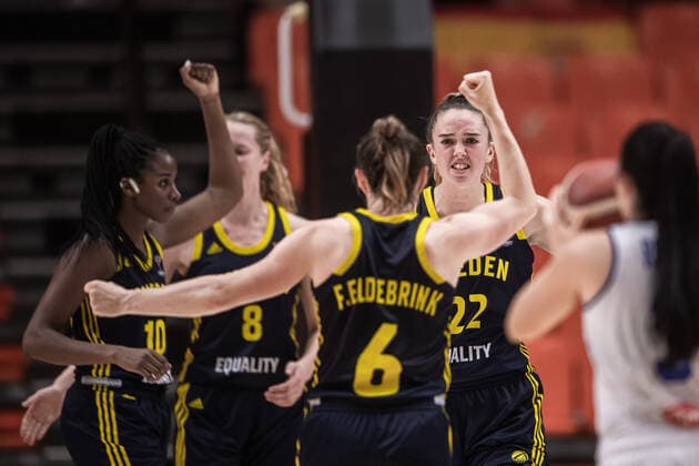 210621 Emma Johansson of Sweden celebrate with teammates during the FIBA Women s Eurobasket round of sixteen match between Italy and Sweden on June 21, 2021 in Valencia Photo Maxim ThorÃ BILDBYRAN kod MT MT0194 basket basketball national team fiba women s eurobasket basket em italien italy slovakia sverige sweden dam bbeng dag 5 sextondelsfinal round of 16 round of sixteen jubel,  Copyright: MAXIMxTHORE BB210621MT128