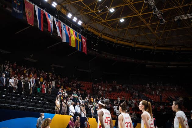 210621 Fans and players of Spain ahead of the FIBA Women s Eurobasket round of sixteen match between Spain and Montenegro on June 21, 2021 in Valencia Photo Maxim Thore BILDBYRAN kod MT MT0195 basket basketball national team fiba women s eurobasket basket em spanien montenegro dam bbeng sextondelsfinal,  Copyright: MAXIMxTHORE BB210621MT129