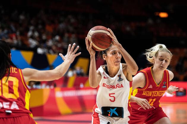 210621 Cristina Ouvina of Spain and Bozica Mujovic of Montenegro during the FIBA Women s Eurobasket round of sixteen match between Spain and Montenegro on June 21, 2021 in Valencia Photo Maxim Thore BILDBYRAN kod MT MT0195 basket basketball national team fiba women s eurobasket basket em spanien montenegro dam bbeng sextondelsfinal,  Copyright: MAXIMxTHORE BB210621MT131