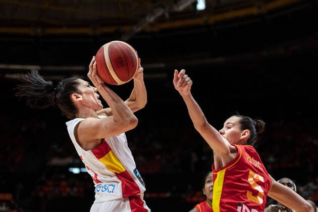 210621 Cristina Ouvina of Spain and Jovana Pasic of Montenegro during the FIBA Women s Eurobasket round of sixteen match between Spain and Montenegro on June 21, 2021 in Valencia Photo Maxim Thore BILDBYRAN kod MT MT0195 basket basketball national team fiba women s eurobasket basket em spanien montenegro dam bbeng sextondelsfinal,  Copyright: MAXIMxTHORE BB210621MT132