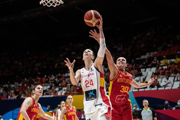 210621 Laura Gil of Spain and Milica Jovanovic of Montenegro during the FIBA Women s Eurobasket round of sixteen match between Spain and Montenegro on June 21, 2021 in Valencia Photo Maxim Thore BILDBYRAN kod MT MT0195 basket basketball national team fiba women s eurobasket basket em spanien montenegro dam bbeng sextondelsfinal,  Copyright: MAXIMxTHORE BB210621MT134