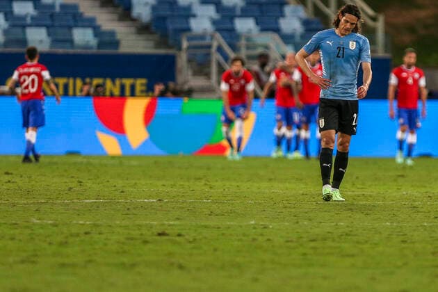 Futbol, Chile vs Uruguay. Copa America Brasil 2021. El jugador de Uruguay Edison Cavani es fotografiado contra Chile durante al partido por el grupo B de Copa America disputado en el estadio Arena Pantanal. Cuiaba, Brasil. 21 06 2021 Gil Gomes AGIF Photosport Football, Chile vs Uruguay. Brazil Copa America Championship 2021. Uruguay s player Edison Cavani, right, is pictured against Chile during the match of Copa America Championship at Arena Pantanal stadium in Cuiaba, Brazil. 06 18 2021 Gil Gomes AGIF Photosport Chile vs Uruguay, Copa America 2021