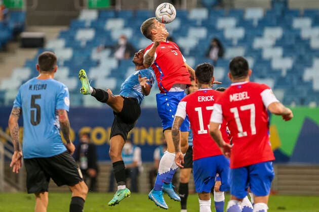 Futbol, Chile vs Uruguay. Copa America Brasil 2021. El jugador de Chile Enzo Roco juega el balon contra Uruguay durante el partido por el grupo B de Copa America disputado en el estadio Arena Pantanal. Cuiaba, Brasil. 21 06 2021 Gil Gomes AGIF Photosport Football, Chile vs Uruguay. Brazil Copa America Championship 2021. Chile s player Enzo Roco, right,play the ball against Uruguay during the match of Copa America Championship at Arena Pantanal stadium in Cuiaba, Brazil. 06 18 2021 Gil Gomes AGIF Photosport Chile vs Uruguay, Copa America 2021
