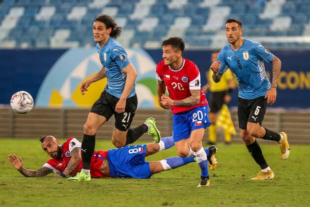 Futbol, Chile vs Uruguay. Copa America Brasil 2021. El jugador de Chile Charles Aranguiz juega el balon contra Uruguay durante el partido por el grupo B de Copa America disputado en el estadio Arena Pantanal. Cuiaba, Brasil. 21 06 2021 Gil Gomes AGIF Photosport Football, Chile vs Uruguay. Brazil Copa America Championship 2021. Chile s player Charles Aranguiz, right,play the ball against Uruguay during the match of Copa America Championship at Arena Pantanal stadium in Cuiaba, Brazil. 06 18 2021 Gil Gomes AGIF Photosport Chile vs Uruguay, Copa America 2021