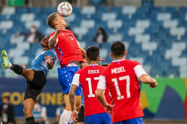 Futbol, Chile vs Uruguay. Copa America Brasil 2021. El jugador de Chile Enzo Roco juega el balon contra Uruguay durante el partido por el grupo B de Copa America disputado en el estadio Arena Pantanal. Cuiaba, Brasil. 21 06 2021 Gil Gomes AGIF Photosport Football, Chile vs Uruguay. Brazil Copa America Championship 2021. Chile s player Enzo Roco, right,play the ball against Uruguay during the match of Copa America Championship at Arena Pantanal stadium in Cuiaba, Brazil. 06 18 2021 Gil Gomes AGIF Photosport Chile vs Uruguay, Copa America 2021