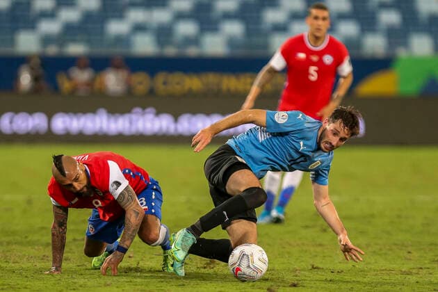 Futbol, Chile vs Uruguay. Copa America Brasil 2021. El jugador de Chile Arturo Vidal disputa el balón contra Federico Valverde de Uruguay durante el partido por el grupo B de Copa America disputado en el estadio Arena Pantanal. Cuiaba, Brasil. 21 06 2021 Gil Gomes AGIF Photosport Football, Chile vs Uruguay. Brazil Copa America Championship 2021. Chile player Arturo Vidal, right , battles the ball against Federico Valverde of Uruguay during the match of Copa America Championship at Arena Pantanal stadium in Cuiaba, Brazil. 06 18 2021 Gil Gomes AGIF Photosport Chile vs Uruguay, Copa America 2021