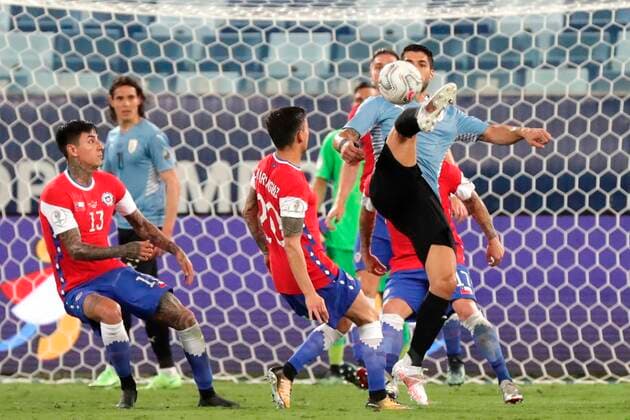Uruguay s Luis Suarez in action against Chile s Charles Aranguiz, during a match for group A of the Copa America at the Arena Pantanal Stadium in Cuiaba, Brazil, 21 June 2021. Uruguay - Chile !ACHTUNG: NUR REDAKTIONELLE NUTZUNG!  Copyright: xRaulxMartinezx AME7581 20210621-d9240552ebb631640acddb721a24d0a27b0ec239