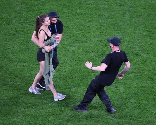 Sport Bilder des Tages Russian Federation. Saint-Petersburg. Gazprom Arena. Football. European Football Championship 2020. 3st round, Group B. Finland v Belgium. The spectator ran out onto the field. MaksimxKonstantinov