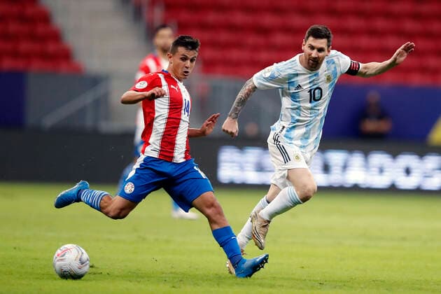 Argentina x Paraguay BRASÍLIA, DF - 21.06.2021: ARGENTINA X PARAGUAY - Match between , Argentina x Paraguay match valid for the third round Copa America Brazil 2021, held at the Estádio Nacional de Brasília Mané Garricha, on Monday(21). In the photo, Player Messi Argentina x Andres Cuba Paraguay. (Photo: Francisco Stuckert Fotoarena) x2083010x  FranciscoxStuckert