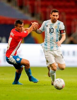 Sport Bilder des Tages Argentina s Lionel Messi (R) in action against Paraguay s Adrian Cubas, during a match for group A of the Copa America at the Mane Garrincha Stadium in Brasilia, Brazil, 21 June 2021. Argentina - Paraguay !ACHTUNG: NUR REDAKTIONELLE NUTZUNG!  Copyright: xFernandoxBizerraxJrx AMDEP5004 20210622-9168e4e5eb8bb0128a4a830a07b9cb87434558f9