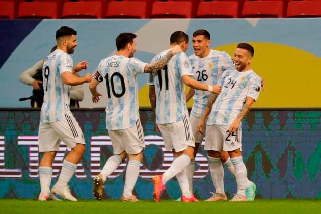 Alejandro Papu Gomez (L) of Argentina celebrates today with his teammates after scoring against Paraguay, during a match for group A of the Copa America at the Mane Garrincha Stadium in Brasilia, Brazil, 21 June 2021. Argentina - Paraguay !ACHTUNG: NUR REDAKTIONELLE NUTZUNG!  Copyright: xJoedsonxAlvesx AME7610 20210622-7bd271588c85e1ec10fb3c6aa94eacd960b2ba7b