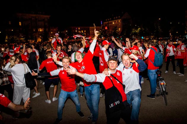 Danish football fans celebrate victory in Copenhagen, Denmark Copenhagen, Denmark. 21st, June 2021. Ecstatic Danish football fans, dressed in red and white, celebrate the 1-4 victory of UEFA EURO, EM, Europameisterschaft,Fussball 2020 match between Russia and Denmark in Copenhagen. Denmark is now set up to a last 16 showdown with Wales. Copenhagen Denmark  Copyright: xGonzalesxPhoto HelenaxLundquistx