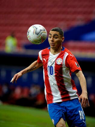 BRASILIA, BRAZIL - JUNE 21: Miguel Almiron of Paraguay in action ,during the match between Argentina and Paraguay at Mane Garrincha Stadium on June 21, 2021 in Brasilia, Brazil. SPO, SOC, ICH 