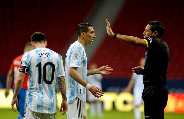 BRASILIA, BRAZIL - JUNE 21: Angel Di Maria of Argentina argues with the Referee Jedus Noel Valenzuela ,during the match between Argentina and Paraguay at Mane Garrincha Stadium on June 21, 2021 in Brasilia, Brazil. SPO, SOC, ICH 