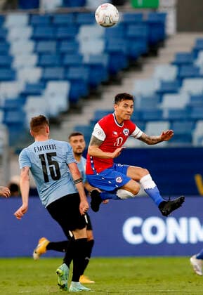 CUIABA, BRAZIL - JUNE 21: Charles Aranguiz of Chile competes for the ball with Federico Valverde of Uruguay ,during the match between Uruguay and Chile as part of Conmebol Copa America Brazil 2021 at Arena Pantanal on June 21, 2021 in Cuiaba, Brazil. SPO, SOC, ICH 