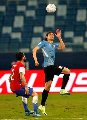 CUIABA, BRAZIL - JUNE 21: Edinson Cavani of Uruguay head the ball against Eugenio Mena of Chile ,during the match between Uruguay and Chile as part of Conmebol Copa America Brazil 2021 at Arena Pantanal on June 21, 2021 in Cuiaba, Brazil. SPO, SOC, ICH 