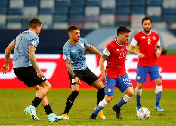 CUIABA, BRAZIL - JUNE 21: Charles Aranguiz of Chile competes for the ball with Giorgian De Arrascaeta of Uruguay ,during the match between Uruguay and Chile as part of Conmebol Copa America Brazil 2021 at Arena Pantanal on June 21, 2021 in Cuiaba, Brazil. SPO, SOC, ICH 