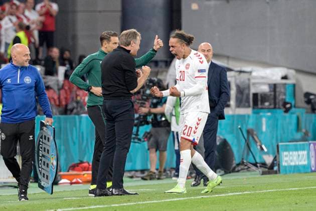 Cheers Yussuf Yurary POULSEN DEN during his substitution with coach Kasper HJULMAND DEN , Group Stage,Preliminary Round Group B, Match M27, Russia RUS Denmark DEN 1 4 on 21 06 2021 in Copenhagen Denmark European Football Championship 2020 from 11 06 2021 11 07 2021 Â