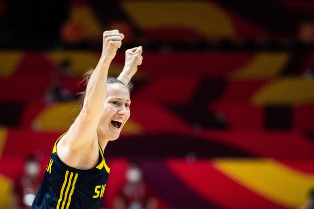 210623 Frida Eldebrink of Sweden celebrates during the FIBA Women s Eurobasket quarter final match between Belarus and Sweden on June 23, 2021 in Valencia Photo Maxim ThorÃ BILDBYRAN kod MT MT0197 basketball basketball national team fiba women s eurobasket basketball em sverige sweden kvartsfinal dag 7 belarus vitryssland dam bbeng cheers,  Copyright: MAXIMxTHORE BB210623MT017