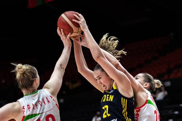 210623 Emma Johansson of Sweden and Viktoryia Hasper of Belarus during the FIBA Women s Eurobasket quarter final match between Belarus and Sweden on June 23, 2021 in Valencia Photo Maxim ThorÃ BILDBYRAN kod MT MT0197 basket basketball national team fiba women s eurobasket basket em sverige sweden kvartsfinal day 7 belarus belarus Belarus bbeng,  Copyright: MAXIMxTHORE BB210623MT028