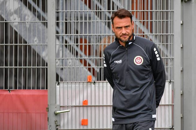 23 06 2021, xbrx, football 3 league, SV Wehen Wiesbaden training kick-off season 2021 22 emspor, v l Aufwaermprogramm der Profis, Doering, Nils Co Trainer SV Wehen Wiesbaden DFL DFB REGULATIONS PROHIBIT ANY USE OF PHOTOGRAPHS as IMAGE SEQUENCES and or QUASI VIDEO Taunusstein