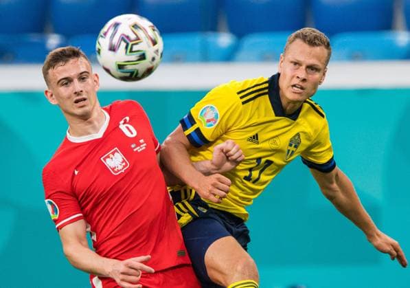 210623 Kacper Kozlowski of Poland and Viktor Claesson of Sweden during the UEFA Euro 2020 Football Championship match between Sweden and Poland on June 23, 2021 in Saint Petersburg Photo Joel Marklund BILDBYRAN kod JM JM0147 european football championship euro 2020 sverige sverige a sweden poland poland,  Copyright: JOELxMARKLUND BB210623JM165