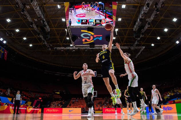 210623 Viktoryia Hasper of Belarus and Frida Eldebrink of Sweden during the FIBA Women s Eurobasket quarter final match between Belarus and Sweden on June 23, 2021 in Valencia Photo Maxim ThorÃ BILDBYRAN kod MT MT0197 basket basketball national team fiba women s eurobasket basket em sverige sweden kvartsfinal day 7 belarus Belarus dam bbeng,  Copyright: MAXIMxTHORE BB210623MT076