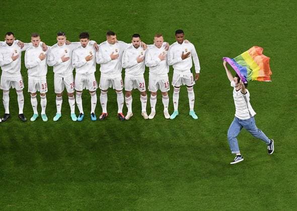 23 06 2021, xjhx, European Football Championship 2020 Group F, Germany Hungary emspor, v l streakers on the pitch rainbow flags action rainbow LGBTQI flags fans spectators Attila Fiola Hungary Hungary Andras Schaefer Hungary Hungary Roland Sallai Hungary Hungary Willi Orban Hungary Hungary Endre Botka Hungary Hungary Laszlo Kleinheisler Hungary Hungary Loic Nego Hungary Hungary Muenchen