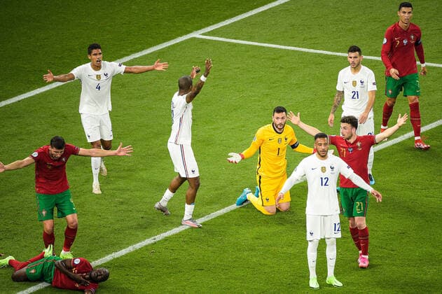 Sport Themen der Woche KW25 Sport Bilder des Tages Daniilo ( 13 - Portugal ) - Carton jaune pour Hugo Lloris ( 1 - France ) - FOOTBALL : Portugal vs France - Budapest - 23 06 2021 FedericoPestellini Panoramic 