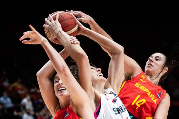 210623 Tina Krajisnik of Serbia against Leonor Rodriguez and Raquel Carrera of Spain during the FIBA Women s Eurobasket quarter final match between Serbia and Spain on June 23, 2021 in Valencia Photo Maxim Thore BILDBYRAN kod MT MT0198 basket basketball national team fiba women s eurobasket basket em serbien serbia spain spanien dam bbeng,  Copyright: MAXIMxTHORE BB210623MT126