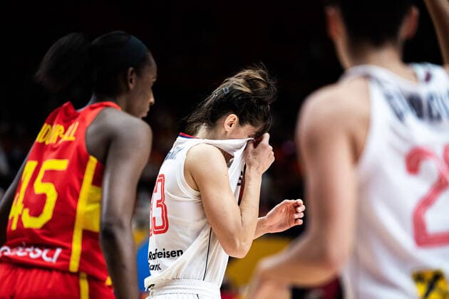 210623 Tina Krajisnik of Serbia looks dejected during the FIBA Women s Eurobasket quarter final match between Serbia and Spain on June 23, 2021 in Valencia Photo Maxim Thore BILDBYRAN kod MT MT0198 basket basketball national team fiba women s eurobasket basket em serbien serbia spain spanien dam bbeng depp,  Copyright: MAXIMxTHORE BB210623MT131