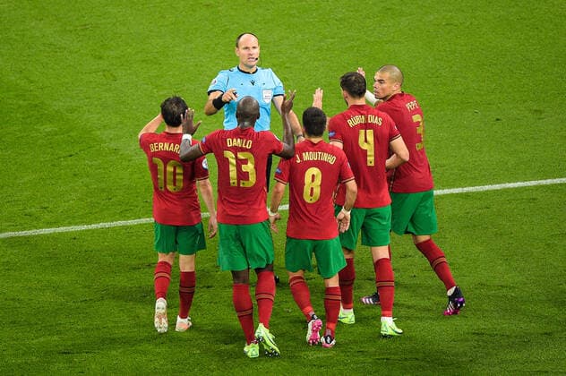 Sport Bilder des Tages Antonio Mateu Lahoz ( arbitre ) - Pepe ( 3 - Portugal ) - Daniilo ( 13 - Portugal ) - Bernardo Silva ( 10 - Portugal ) - Joao Moutinho ( 8 - Portugal ) - Ruben Dias ( 4 - Portugal ) - FOOTBALL : Portugal vs France - Budapest - 23 06 2021 FedericoPestellini Panoramic 