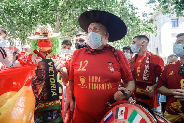 Spain: UEFA EURO2020 Group Stage match between Spain and Slovakia in Seville Spanish fans supporting their team and having fun in Seville with Manolo ‘Él del bombo . Seville Andalucia Spain Copyright: ÁngelxGarcíaxMartos