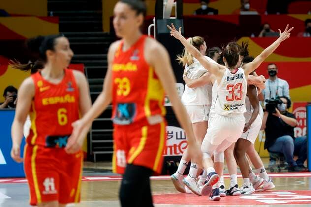 Serbia s players celebrate the victory against Spain after the Eurobasket 2021 quarterfinal match between Spain and Serbia, played at Fuente de San Luis arena, Valencia, Spain, 23 June 2021. Spain vs Serbia !ACHTUNG: NUR REDAKTIONELLE NUTZUNG!  Copyright: xKaixForsterlingx GRAFCVA6480 20210623-076a36e90514d158e292ffb2d57efa787846df25