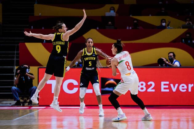 Belarus v Sweden - Women s EuroBasket 2021 Sweden s forward Kalis Loyd (C) and Belarus Tatsiana Likhtarovich fight for the ball during EuroBasket 2021 quarter-finals match between Belarus and Sweden at Fuente de Sant Luis pavilion on June 23, 2021 in Valencia, Spain. Valencia Spain reinorenon-notitle210623_np7mk  Copyright: xJonxImanolxReinox